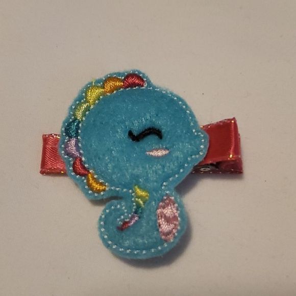 NEW BLUE SEAHORSE FELT HAIR CLIPPY - Picture 1 of 2
